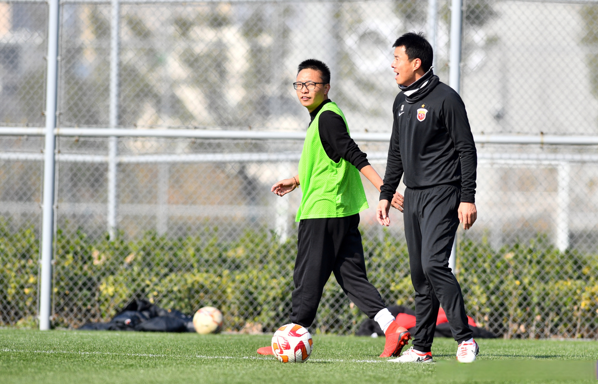 包含上海海港发布备战花絮，国际比赛日内部沟通，欧冠任务艰巨，年轻球员得到机会的词条