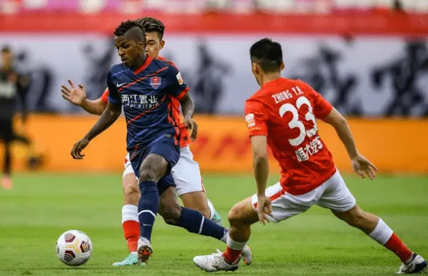 九游体育官网-体校足球场从今天开始实行假期集训