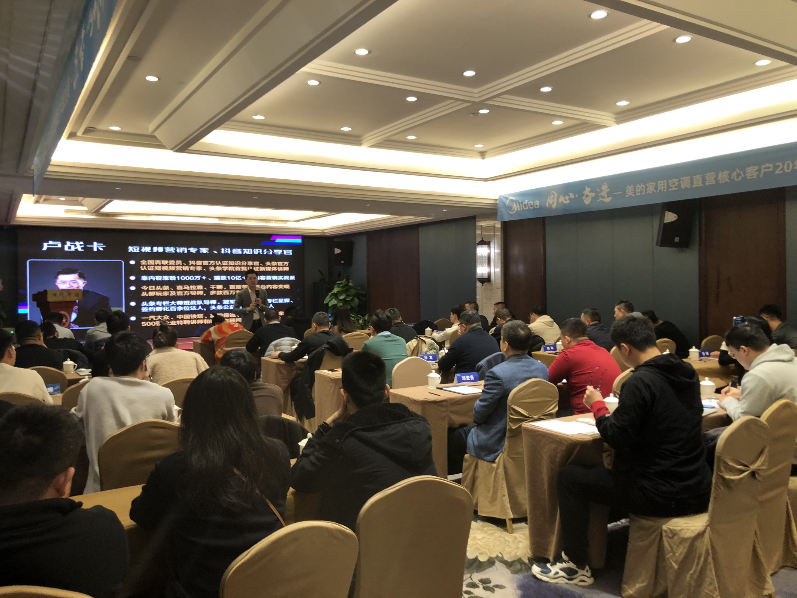 九游体育官网-包含今晨欧联焦点战，犹他爵士主帅复盘，话题不断，赛程密集仍需轮换的词条