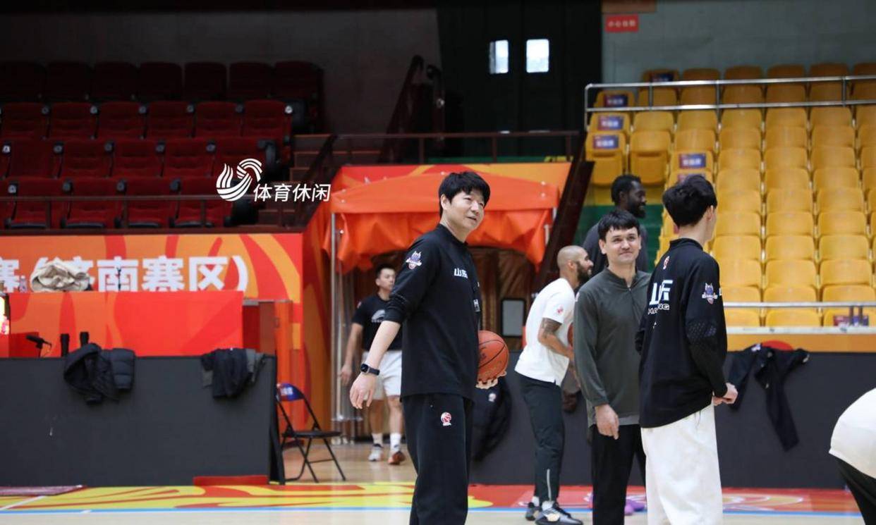 包含德甲赛后走向成谜，山东男篮再遭质疑，引发热议，团队化学反应显著的词条